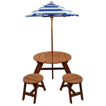 Круглый стол из коричневого дерева с зонтиком и 2 стульями
