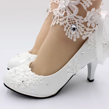 Новые Женские модные свадебные туфли для Банкета Подружки невесты, Белые Кружевные Туфли с цветочным узором и жемчугом, женские свадебные туфли на высоком квадратном каблуке с круглым носком